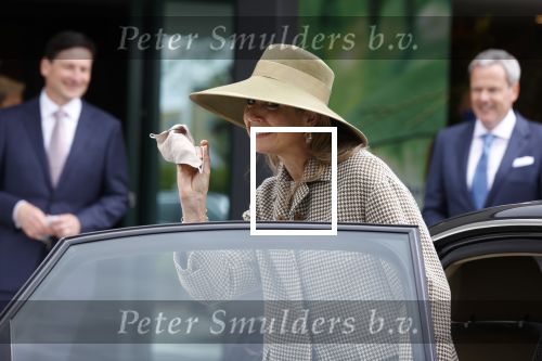 Weesp 26 mei 2021
Koningin Maxima bezoekt de firma Smit&zoon die dit jaar 200 jaar bestaan. Maxima draagt mondkapje en een nieuwe armband die ze van haar man Koning Willem Alexander heeft gehad voor haar 50e verjaardag.