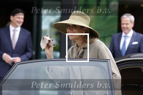 Weesp 26 mei 2021
Koningin Maxima bezoekt de firma Smit&zoon die dit jaar 200 jaar bestaan. Maxima draagt mondkapje en een nieuwe armband die ze van haar man Koning Willem Alexander heeft gehad voor haar 50e verjaardag.