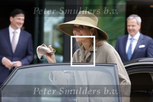 Weesp 26 mei 2021
Koningin Maxima bezoekt de firma Smit&zoon die dit jaar 200 jaar bestaan. Maxima draagt mondkapje en een nieuwe armband die ze van haar man Koning Willem Alexander heeft gehad voor haar 50e verjaardag.