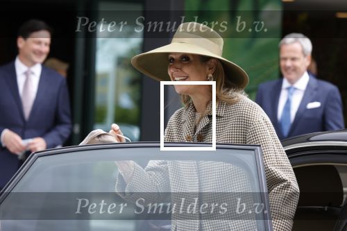 Weesp 26 mei 2021
Koningin Maxima bezoekt de firma Smit&zoon die dit jaar 200 jaar bestaan. Maxima draagt mondkapje en een nieuwe armband die ze van haar man Koning Willem Alexander heeft gehad voor haar 50e verjaardag.