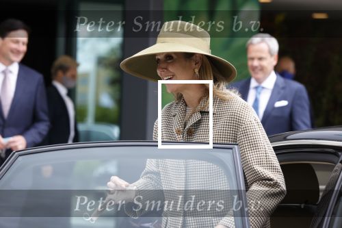 Weesp 26 mei 2021
Koningin Maxima bezoekt de firma Smit&zoon die dit jaar 200 jaar bestaan. Maxima draagt mondkapje en een nieuwe armband die ze van haar man Koning Willem Alexander heeft gehad voor haar 50e verjaardag.