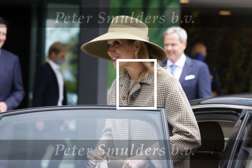 Weesp 26 mei 2021
Koningin Maxima bezoekt de firma Smit&zoon die dit jaar 200 jaar bestaan. Maxima draagt mondkapje en een nieuwe armband die ze van haar man Koning Willem Alexander heeft gehad voor haar 50e verjaardag.
