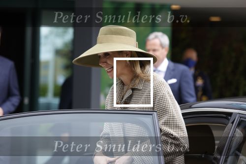 Weesp 26 mei 2021
Koningin Maxima bezoekt de firma Smit&zoon die dit jaar 200 jaar bestaan. Maxima draagt mondkapje en een nieuwe armband die ze van haar man Koning Willem Alexander heeft gehad voor haar 50e verjaardag.