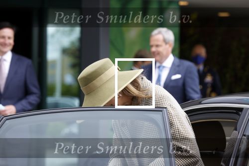 Weesp 26 mei 2021
Koningin Maxima bezoekt de firma Smit&zoon die dit jaar 200 jaar bestaan. Maxima draagt mondkapje en een nieuwe armband die ze van haar man Koning Willem Alexander heeft gehad voor haar 50e verjaardag.