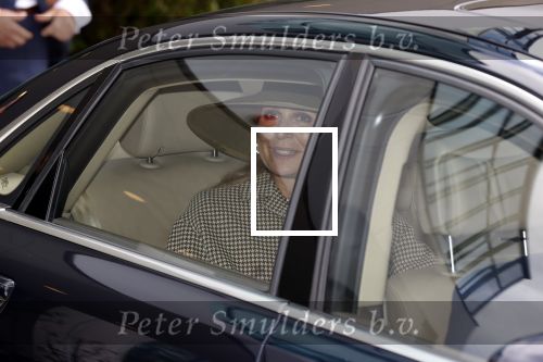 Weesp 26 mei 2021
Koningin Maxima bezoekt de firma Smit&zoon die dit jaar 200 jaar bestaan. Maxima draagt mondkapje en een nieuwe armband die ze van haar man Koning Willem Alexander heeft gehad voor haar 50e verjaardag.