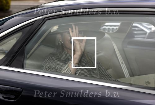 Weesp 26 mei 2021
Koningin Maxima bezoekt de firma Smit&zoon die dit jaar 200 jaar bestaan. Maxima draagt mondkapje en een nieuwe armband die ze van haar man Koning Willem Alexander heeft gehad voor haar 50e verjaardag.