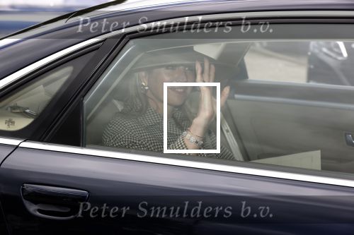 Weesp 26 mei 2021
Koningin Maxima bezoekt de firma Smit&zoon die dit jaar 200 jaar bestaan. Maxima draagt mondkapje en een nieuwe armband die ze van haar man Koning Willem Alexander heeft gehad voor haar 50e verjaardag.