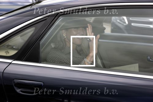 Weesp 26 mei 2021
Koningin Maxima bezoekt de firma Smit&zoon die dit jaar 200 jaar bestaan. Maxima draagt mondkapje en een nieuwe armband die ze van haar man Koning Willem Alexander heeft gehad voor haar 50e verjaardag.