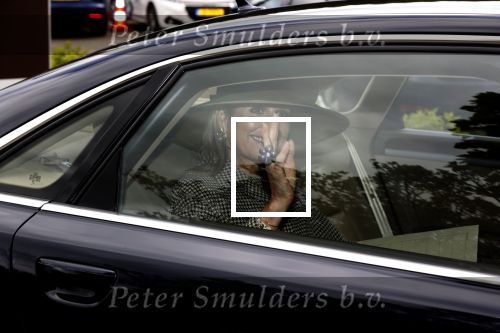 Weesp 26 mei 2021
Koningin Maxima bezoekt de firma Smit&zoon die dit jaar 200 jaar bestaan. Maxima draagt mondkapje en een nieuwe armband die ze van haar man Koning Willem Alexander heeft gehad voor haar 50e verjaardag.