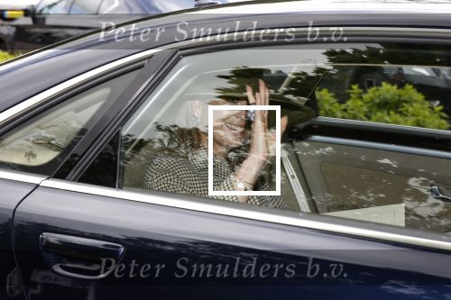 Weesp 26 mei 2021
Koningin Maxima bezoekt de firma Smit&zoon die dit jaar 200 jaar bestaan. Maxima draagt mondkapje en een nieuwe armband die ze van haar man Koning Willem Alexander heeft gehad voor haar 50e verjaardag.