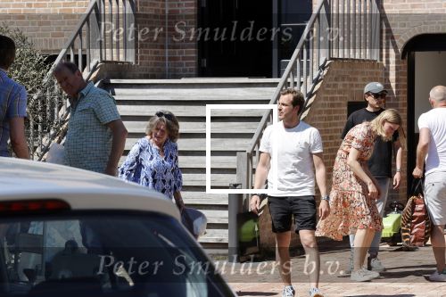 Noordwijk 31 mei en 1 juni 2021
Het nieuwe huis van Martien en Erica Meiland. Ze verhuizen vanuit Hengelo naar Noordwijk.
Aanwezig Martien Meiland Erica Meiland Maxime Meiland met dochter Claire en partner Leroy Molkenboer Montana Meiland met vrien Dirk Hoogstraten. Ook broer Jaap meiland en zijn vrouw Evelien helpen mee.