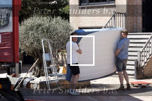 Noordwijk 31 mei en 1 juni 2021
Het nieuwe huis van Martien en Erica Meiland. Ze verhuizen vanuit Hengelo naar Noordwijk.
Aanwezig Martien Meiland Erica Meiland Maxime Meiland met dochter Claire en partner Leroy Molkenboer Montana Meiland met vrien Dirk Hoogstraten. Ook broer Jaap meiland en zijn vrouw Evelien helpen mee.