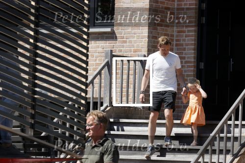 Noordwijk 31 mei en 1 juni 2021
Het nieuwe huis van Martien en Erica Meiland. Ze verhuizen vanuit Hengelo naar Noordwijk.
Aanwezig Martien Meiland Erica Meiland Maxime Meiland met dochter Claire en partner Leroy Molkenboer Montana Meiland met vrien Dirk Hoogstraten. Ook broer Jaap meiland en zijn vrouw Evelien helpen mee.