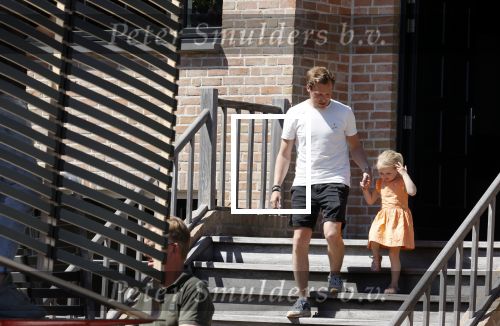 Noordwijk 31 mei en 1 juni 2021
Het nieuwe huis van Martien en Erica Meiland. Ze verhuizen vanuit Hengelo naar Noordwijk.
Aanwezig Martien Meiland Erica Meiland Maxime Meiland met dochter Claire en partner Leroy Molkenboer Montana Meiland met vrien Dirk Hoogstraten. Ook broer Jaap meiland en zijn vrouw Evelien helpen mee.
