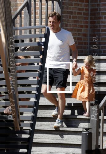 Noordwijk 31 mei en 1 juni 2021
Het nieuwe huis van Martien en Erica Meiland. Ze verhuizen vanuit Hengelo naar Noordwijk.
Aanwezig Martien Meiland Erica Meiland Maxime Meiland met dochter Claire en partner Leroy Molkenboer Montana Meiland met vrien Dirk Hoogstraten. Ook broer Jaap meiland en zijn vrouw Evelien helpen mee.
