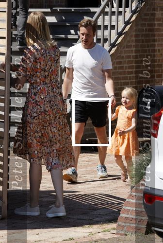 Noordwijk 31 mei en 1 juni 2021
Het nieuwe huis van Martien en Erica Meiland. Ze verhuizen vanuit Hengelo naar Noordwijk.
Aanwezig Martien Meiland Erica Meiland Maxime Meiland met dochter Claire en partner Leroy Molkenboer Montana Meiland met vrien Dirk Hoogstraten. Ook broer Jaap meiland en zijn vrouw Evelien helpen mee.
