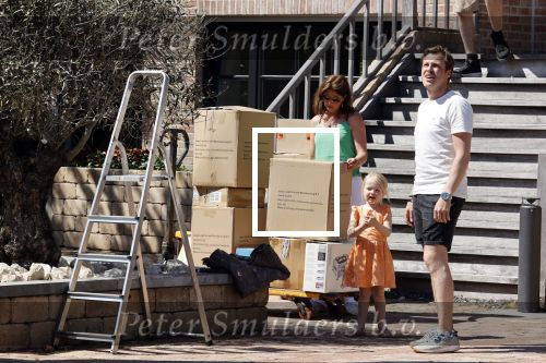 Noordwijk 31 mei en 1 juni 2021
Het nieuwe huis van Martien en Erica Meiland. Ze verhuizen vanuit Hengelo naar Noordwijk.
Aanwezig Martien Meiland Erica Meiland Maxime Meiland met dochter Claire en partner Leroy Molkenboer Montana Meiland met vrien Dirk Hoogstraten. Ook broer Jaap meiland en zijn vrouw Evelien helpen mee.