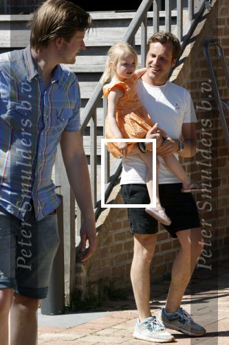 Noordwijk 31 mei en 1 juni 2021
Het nieuwe huis van Martien en Erica Meiland. Ze verhuizen vanuit Hengelo naar Noordwijk.
Aanwezig Martien Meiland Erica Meiland Maxime Meiland met dochter Claire en partner Leroy Molkenboer Montana Meiland met vrien Dirk Hoogstraten. Ook broer Jaap meiland en zijn vrouw Evelien helpen mee.