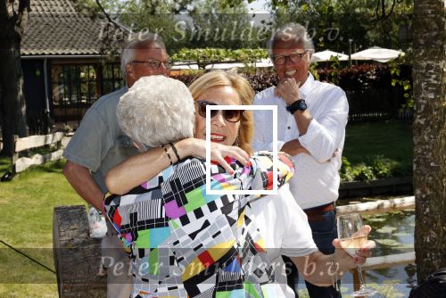 Castricum 7 juni 2021
Boekpresentatie Henny Huisman . Henny krijgt het eerste boek uit handen van Jacques d Ancona