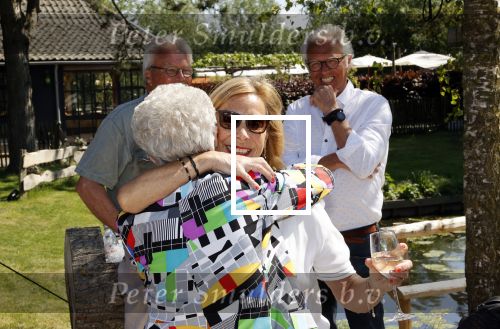 Castricum 7 juni 2021
Boekpresentatie Henny Huisman . Henny krijgt het eerste boek uit handen van Jacques d Ancona
