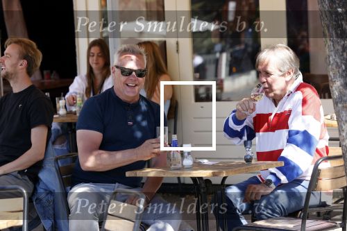 Amsterdam 31 mei 2021
Maarten Spanjer en Rijk de Gooijer jr drinken drankje op terras.
