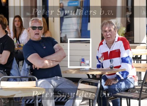 Amsterdam 31 mei 2021
Maarten Spanjer en Rijk de Gooijer jr drinken drankje op terras.