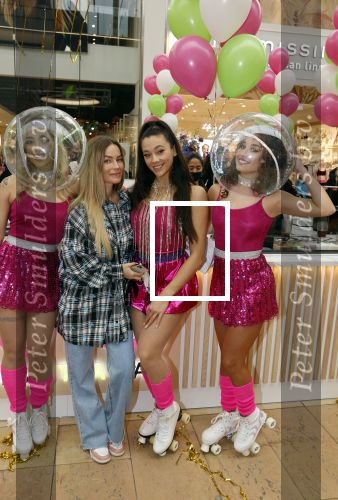Amstelveen 27 mei 2021
Opening Yoyo tea bar van Rachel Hazes in winkelcentrum Amstelveen.
Andre Hazes zijn vriendinSarah v Soelen en haar ouders zijn ook aanwezig. manon Kool