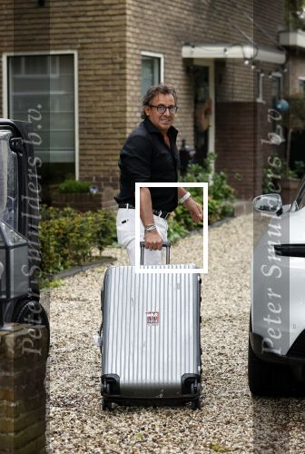 Huizen 26 mei 2021 
Marco en leontien Borsato arriveren bij het huis van Leontien nadat ze terug zijn gekomen van een liefdesvakantie naar ibiza.