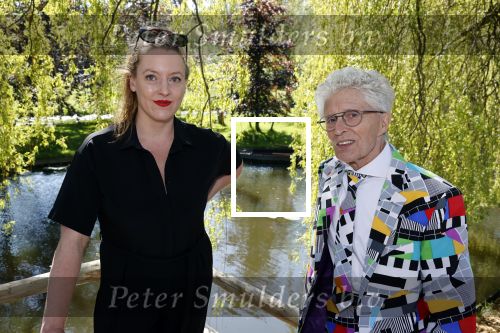 Castricum 7 juni 2021
Boekpresentatie Henny Huisman . Henny krijgt het eerste boek uit handen van Jacques d Ancona. Marieke Derksen met Jacques d Ancona