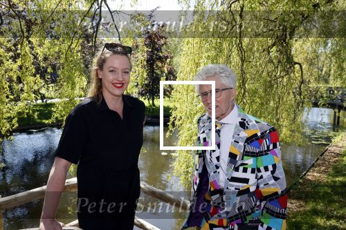 Castricum 7 juni 2021
Boekpresentatie Henny Huisman . Henny krijgt het eerste boek uit handen van Jacques d Ancona. Marieke Derksen met Jacques d Ancona