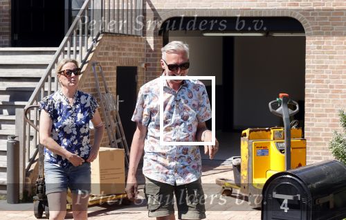 Noordwijk 31 mei en 1 juni 2021
Het nieuwe huis van Martien en Erica Meiland. Ze verhuizen vanuit Hengelo naar Noordwijk.
Aanwezig Martien Meiland Erica Meiland Maxime Meiland met dochter Claire en partner Leroy Molkenboer Montana Meiland met vrien Dirk Hoogstraten. Ook broer Jaap meiland en zijn vrouw Evelien helpen mee.