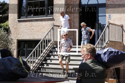 Noordwijk 31 mei en 1 juni 2021
Het nieuwe huis van Martien en Erica Meiland. Ze verhuizen vanuit Hengelo naar Noordwijk.
Aanwezig Martien Meiland Erica Meiland Maxime Meiland met dochter Claire en partner Leroy Molkenboer Montana Meiland met vrien Dirk Hoogstraten. Ook broer Jaap meiland en zijn vrouw Evelien helpen mee.