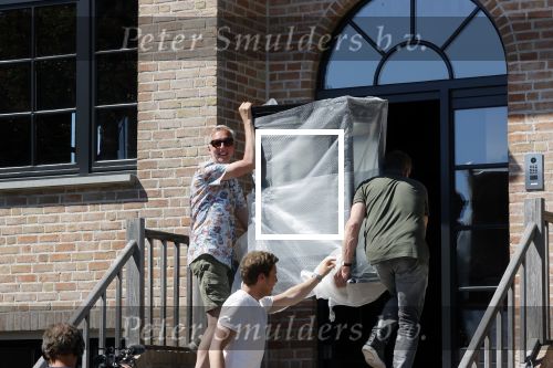 Noordwijk 31 mei en 1 juni 2021
Het nieuwe huis van Martien en Erica Meiland. Ze verhuizen vanuit Hengelo naar Noordwijk.
Aanwezig Martien Meiland Erica Meiland Maxime Meiland met dochter Claire en partner Leroy Molkenboer Montana Meiland met vrien Dirk Hoogstraten. Ook broer Jaap meiland en zijn vrouw Evelien helpen mee.