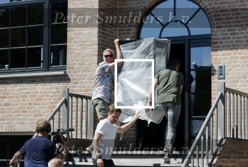 Noordwijk 31 mei en 1 juni 2021
Het nieuwe huis van Martien en Erica Meiland. Ze verhuizen vanuit Hengelo naar Noordwijk.
Aanwezig Martien Meiland Erica Meiland Maxime Meiland met dochter Claire en partner Leroy Molkenboer Montana Meiland met vrien Dirk Hoogstraten. Ook broer Jaap meiland en zijn vrouw Evelien helpen mee.
