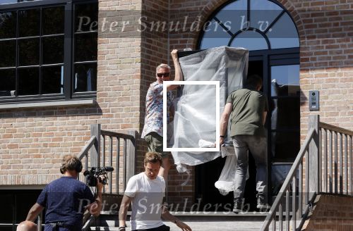 Noordwijk 31 mei en 1 juni 2021
Het nieuwe huis van Martien en Erica Meiland. Ze verhuizen vanuit Hengelo naar Noordwijk.
Aanwezig Martien Meiland Erica Meiland Maxime Meiland met dochter Claire en partner Leroy Molkenboer Montana Meiland met vrien Dirk Hoogstraten. Ook broer Jaap meiland en zijn vrouw Evelien helpen mee.
