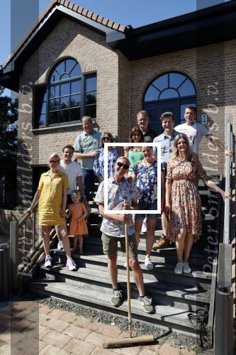 Noordwijk 31 mei en 1 juni 2021
Het nieuwe huis van Martien en Erica Meiland. Ze verhuizen vanuit Hengelo naar Noordwijk.
Aanwezig Martien Meiland Erica Meiland Maxime Meiland met dochter Claire en partner Leroy Molkenboer Montana Meiland met vrien Dirk Hoogstraten. Ook broer Jaap meiland en zijn vrouw Evelien helpen mee.