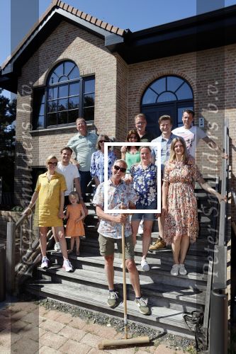 Noordwijk 31 mei en 1 juni 2021
Het nieuwe huis van Martien en Erica Meiland. Ze verhuizen vanuit Hengelo naar Noordwijk.
Aanwezig Martien Meiland Erica Meiland Maxime Meiland met dochter Claire en partner Leroy Molkenboer Montana Meiland met vrien Dirk Hoogstraten. Ook broer Jaap meiland en zijn vrouw Evelien helpen mee.