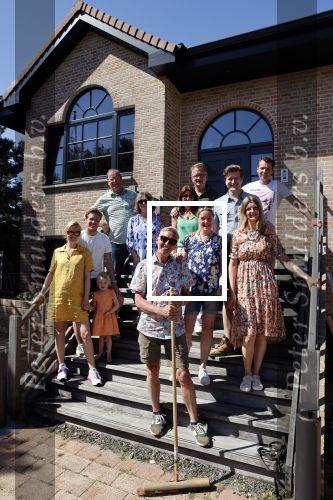 Noordwijk 31 mei en 1 juni 2021
Het nieuwe huis van Martien en Erica Meiland. Ze verhuizen vanuit Hengelo naar Noordwijk.
Aanwezig Martien Meiland Erica Meiland Maxime Meiland met dochter Claire en partner Leroy Molkenboer Montana Meiland met vrien Dirk Hoogstraten. Ook broer Jaap meiland en zijn vrouw Evelien helpen mee.