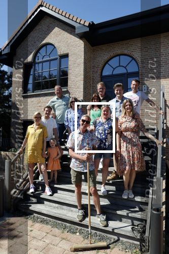 Noordwijk 31 mei en 1 juni 2021
Het nieuwe huis van Martien en Erica Meiland. Ze verhuizen vanuit Hengelo naar Noordwijk.
Aanwezig Martien Meiland Erica Meiland Maxime Meiland met dochter Claire en partner Leroy Molkenboer Montana Meiland met vrien Dirk Hoogstraten. Ook broer Jaap meiland en zijn vrouw Evelien helpen mee.