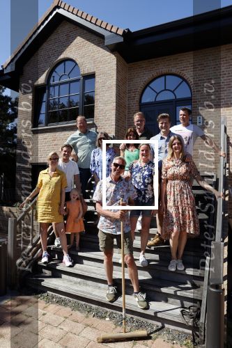 Noordwijk 31 mei en 1 juni 2021
Het nieuwe huis van Martien en Erica Meiland. Ze verhuizen vanuit Hengelo naar Noordwijk.
Aanwezig Martien Meiland Erica Meiland Maxime Meiland met dochter Claire en partner Leroy Molkenboer Montana Meiland met vrien Dirk Hoogstraten. Ook broer Jaap meiland en zijn vrouw Evelien helpen mee.