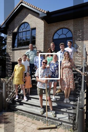 Noordwijk 31 mei en 1 juni 2021
Het nieuwe huis van Martien en Erica Meiland. Ze verhuizen vanuit Hengelo naar Noordwijk.
Aanwezig Martien Meiland Erica Meiland Maxime Meiland met dochter Claire en partner Leroy Molkenboer Montana Meiland met vrien Dirk Hoogstraten. Ook broer Jaap meiland en zijn vrouw Evelien helpen mee.