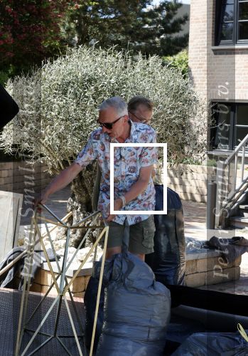 Noordwijk 31 mei en 1 juni 2021
Het nieuwe huis van Martien en Erica Meiland. Ze verhuizen vanuit Hengelo naar Noordwijk.
Aanwezig Martien Meiland Erica Meiland Maxime Meiland met dochter Claire en partner Leroy Molkenboer Montana Meiland met vrien Dirk Hoogstraten. Ook broer Jaap meiland en zijn vrouw Evelien helpen mee.