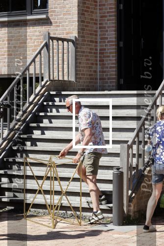 Noordwijk 31 mei en 1 juni 2021
Het nieuwe huis van Martien en Erica Meiland. Ze verhuizen vanuit Hengelo naar Noordwijk.
Aanwezig Martien Meiland Erica Meiland Maxime Meiland met dochter Claire en partner Leroy Molkenboer Montana Meiland met vrien Dirk Hoogstraten. Ook broer Jaap meiland en zijn vrouw Evelien helpen mee.