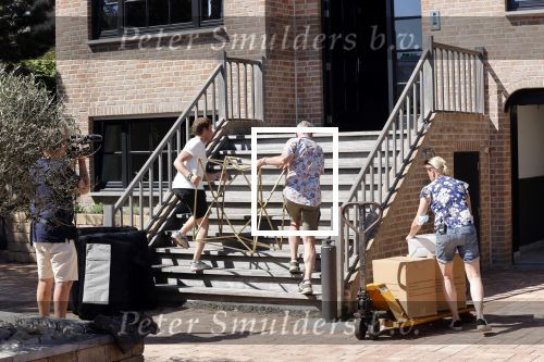 Noordwijk 31 mei en 1 juni 2021
Het nieuwe huis van Martien en Erica Meiland. Ze verhuizen vanuit Hengelo naar Noordwijk.
Aanwezig Martien Meiland Erica Meiland Maxime Meiland met dochter Claire en partner Leroy Molkenboer Montana Meiland met vrien Dirk Hoogstraten. Ook broer Jaap meiland en zijn vrouw Evelien helpen mee.