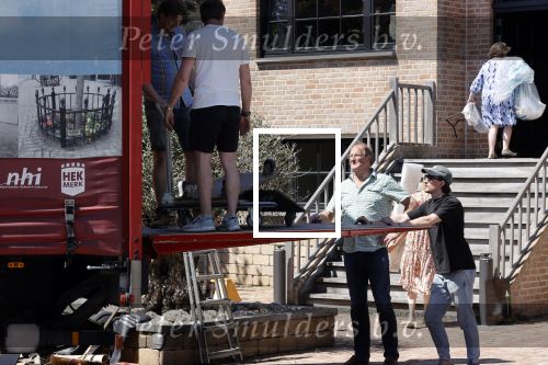 Noordwijk 31 mei en 1 juni 2021
Het nieuwe huis van Martien en Erica Meiland. Ze verhuizen vanuit Hengelo naar Noordwijk.
Aanwezig Martien Meiland Erica Meiland Maxime Meiland met dochter Claire en partner Leroy Molkenboer Montana Meiland met vrien Dirk Hoogstraten. Ook broer Jaap meiland en zijn vrouw Evelien helpen mee.