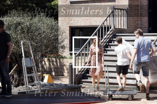Noordwijk 31 mei en 1 juni 2021
Het nieuwe huis van Martien en Erica Meiland. Ze verhuizen vanuit Hengelo naar Noordwijk.
Aanwezig Martien Meiland Erica Meiland Maxime Meiland met dochter Claire en partner Leroy Molkenboer Montana Meiland met vrien Dirk Hoogstraten. Ook broer Jaap meiland en zijn vrouw Evelien helpen mee.