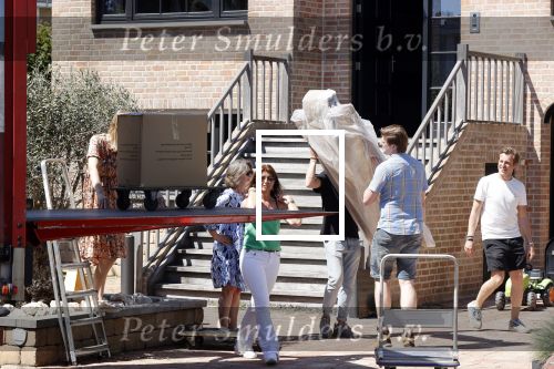 Noordwijk 31 mei en 1 juni 2021
Het nieuwe huis van Martien en Erica Meiland. Ze verhuizen vanuit Hengelo naar Noordwijk.
Aanwezig Martien Meiland Erica Meiland Maxime Meiland met dochter Claire en partner Leroy Molkenboer Montana Meiland met vrien Dirk Hoogstraten. Ook broer Jaap meiland en zijn vrouw Evelien helpen mee.