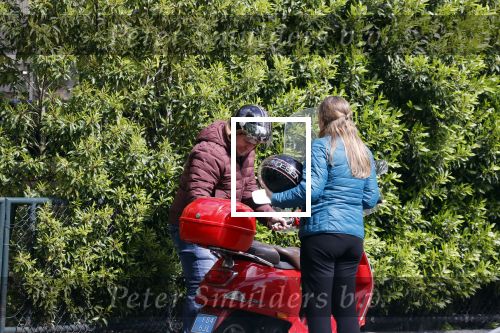 Amsterdam 21 mei 2021
Martijn Krabbe met zijn vrouw Deborah op zijn vespa scooter