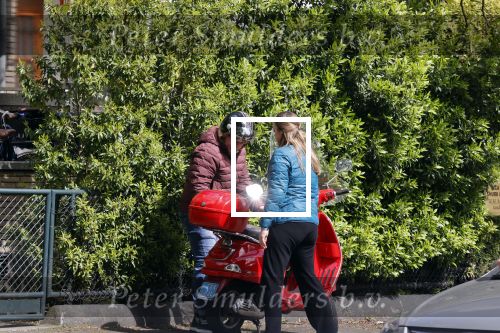 Amsterdam 21 mei 2021
Martijn Krabbe met zijn vrouw Deborah op zijn vespa scooter
