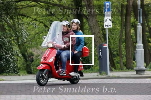 Amsterdam 21 mei 2021
Martijn Krabbe met zijn vrouw Deborah op zijn vespa scooter